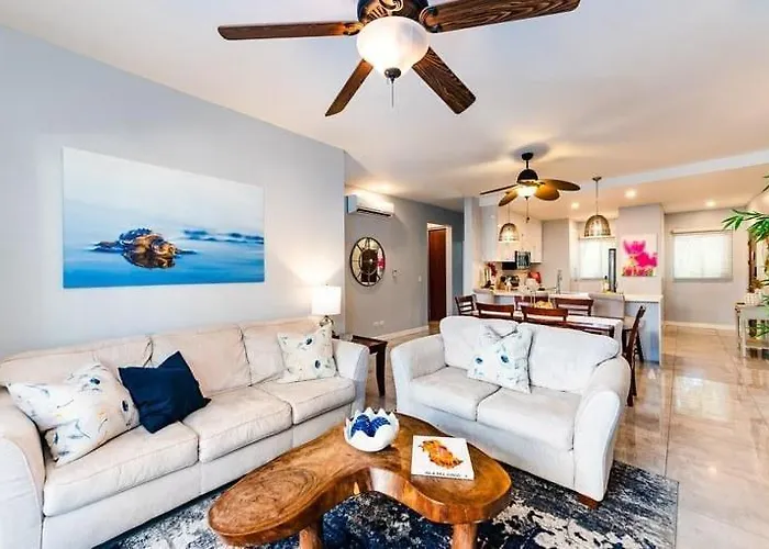3-min Walk, Pool, Jacuzzi & Patio Holiday home *