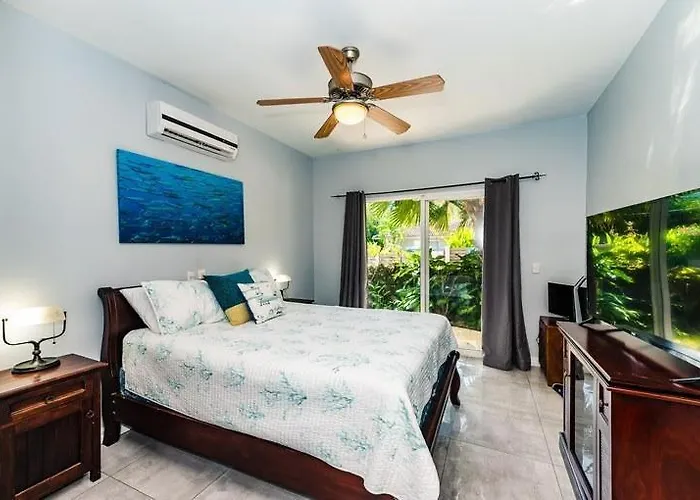 3-min Walk, Pool, Jacuzzi & Patio Holiday home